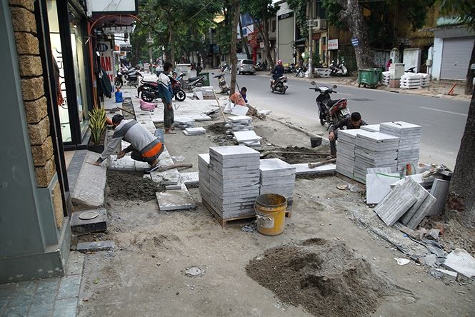 Chủ tịch Hà Nội yêu cầu tạm dừng các dự án lát đá vỉa hè - ảnh 1
