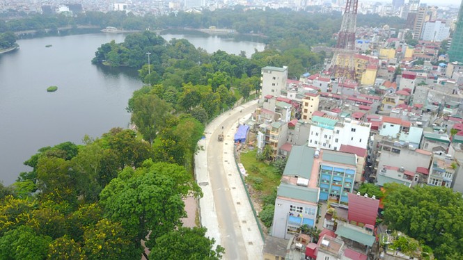 Nhìn trên cao đường 'uốn lượn' dài 600m giữa Hà Nội chưa thông xe đã 'mọc' nhà dị dạng - ảnh 1