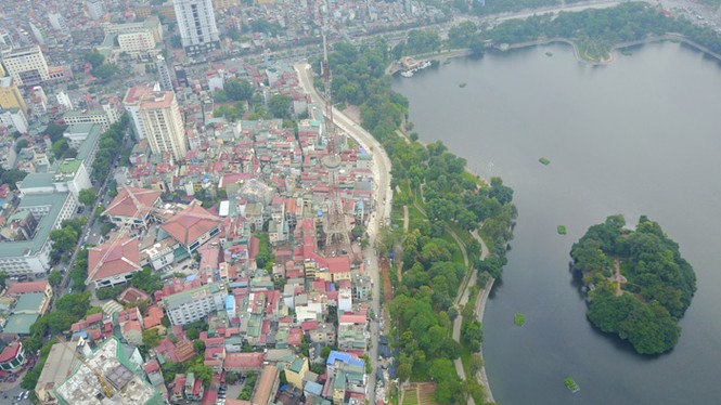 Nhìn trên cao đường 'uốn lượn' dài 600m giữa Hà Nội chưa thông xe đã 'mọc' nhà dị dạng - ảnh 2