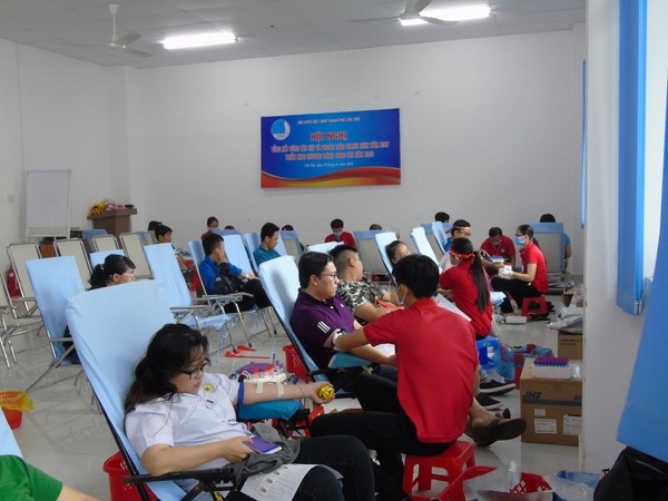 Đến hơn 13h vẫn còn người hiến máu - ảnh 1