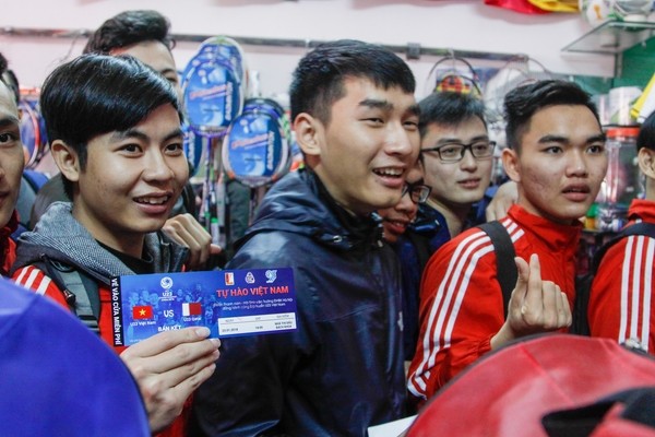 Xếp hàng nhận áo, nhận vé miễn phí cổ vũ U23 Việt Nam - ảnh 10