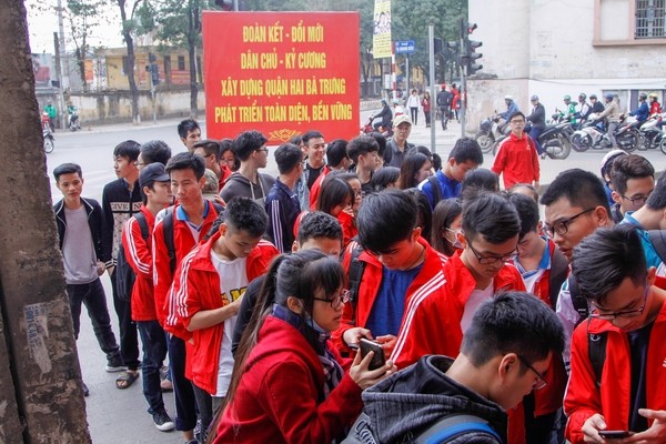 Xếp hàng nhận áo, nhận vé miễn phí cổ vũ U23 Việt Nam - ảnh 1