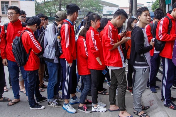 Xếp hàng nhận áo, nhận vé miễn phí cổ vũ U23 Việt Nam - ảnh 3