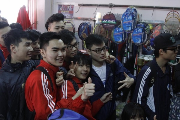 Xếp hàng nhận áo, nhận vé miễn phí cổ vũ U23 Việt Nam - ảnh 4
