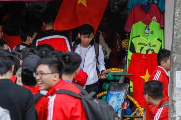 Xếp hàng nhận áo, nhận vé miễn phí cổ vũ U23 Việt Nam - ảnh 5