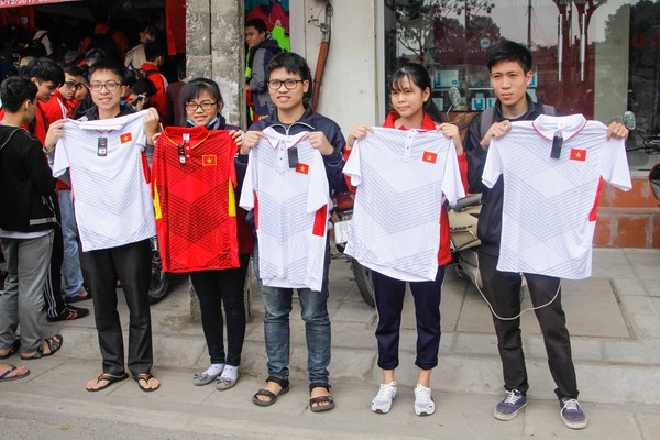 Xếp hàng nhận áo, nhận vé miễn phí cổ vũ U23 Việt Nam - ảnh 6