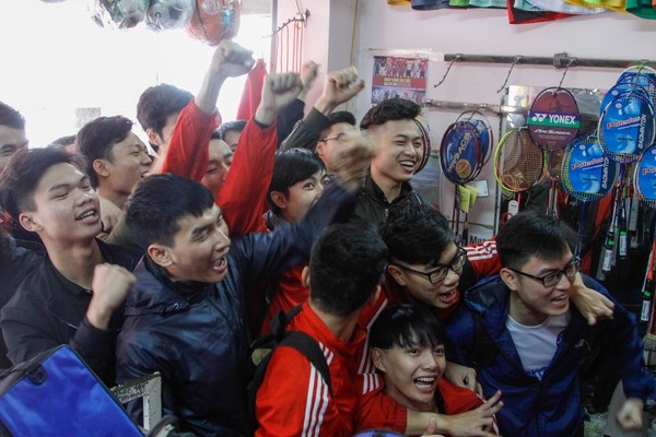 Xếp hàng nhận áo, nhận vé miễn phí cổ vũ U23 Việt Nam - ảnh 7