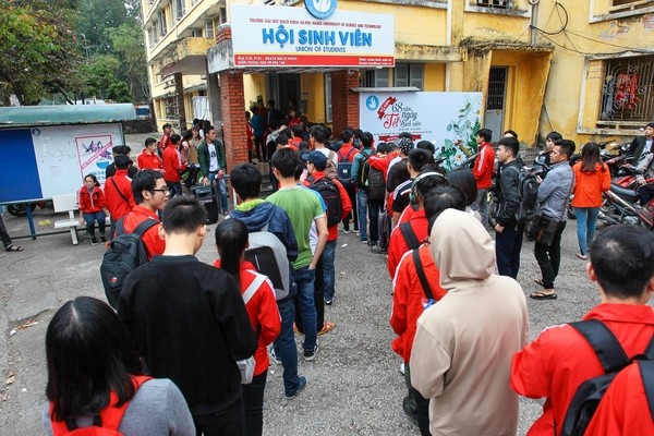 Xếp hàng nhận áo, nhận vé miễn phí cổ vũ U23 Việt Nam - ảnh 8
