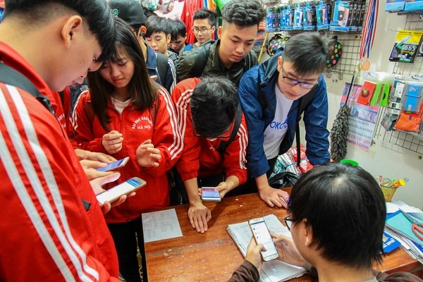 Xếp hàng nhận áo, nhận vé miễn phí cổ vũ U23 Việt Nam - ảnh 9