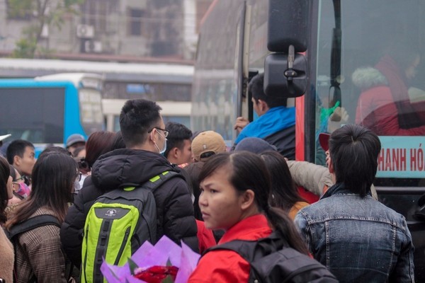 Chen chúc nghẹt thở lên xe khách trong ngày đầu nghỉ Tết - ảnh 2
