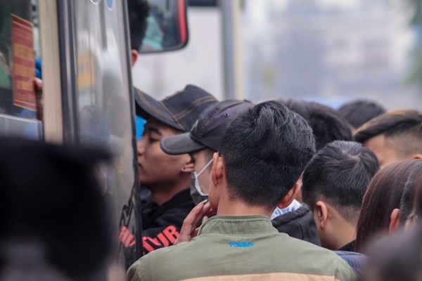 Chen chúc nghẹt thở lên xe khách trong ngày đầu nghỉ Tết - ảnh 4