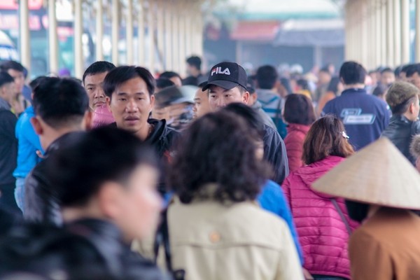 Chen chúc nghẹt thở lên xe khách trong ngày đầu nghỉ Tết - ảnh 5