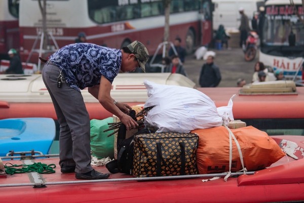 Chen chúc nghẹt thở lên xe khách trong ngày đầu nghỉ Tết - ảnh 6