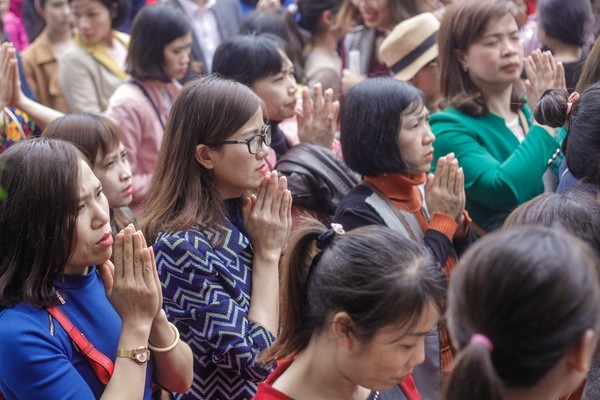 Chị em công sở diện váy ngắn đi lễ Phật trong ngày đầu làm việc sau Tết - ảnh 11