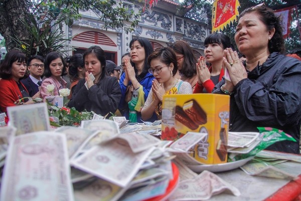 Chị em công sở diện váy ngắn đi lễ Phật trong ngày đầu làm việc sau Tết - ảnh 12