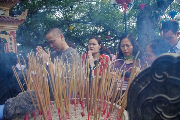 Chị em công sở diện váy ngắn đi lễ Phật trong ngày đầu làm việc sau Tết - ảnh 13