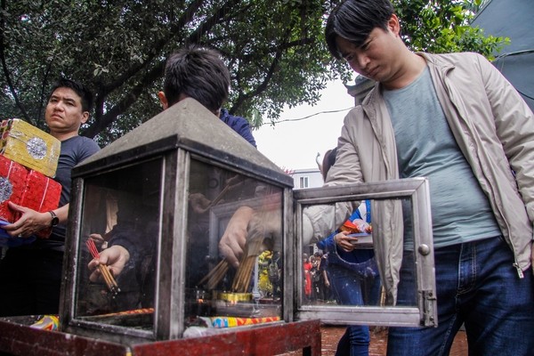 Chị em công sở diện váy ngắn đi lễ Phật trong ngày đầu làm việc sau Tết - ảnh 14
