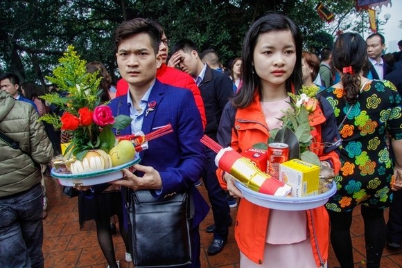 Chị em công sở diện váy ngắn đi lễ Phật trong ngày đầu làm việc sau Tết - ảnh 15