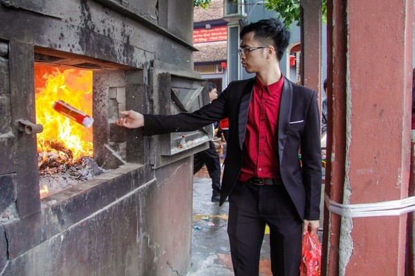 Chị em công sở diện váy ngắn đi lễ Phật trong ngày đầu làm việc sau Tết - ảnh 16