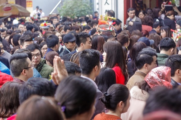 Chị em công sở diện váy ngắn đi lễ Phật trong ngày đầu làm việc sau Tết - ảnh 17