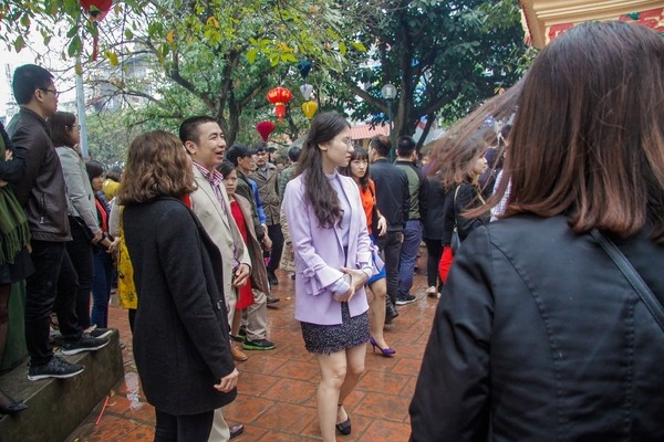 Chị em công sở diện váy ngắn đi lễ Phật trong ngày đầu làm việc sau Tết - ảnh 1