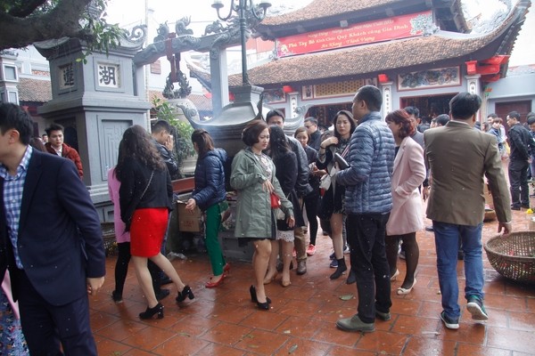 Chị em công sở diện váy ngắn đi lễ Phật trong ngày đầu làm việc sau Tết - ảnh 3