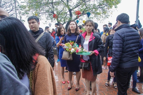 Chị em công sở diện váy ngắn đi lễ Phật trong ngày đầu làm việc sau Tết - ảnh 7