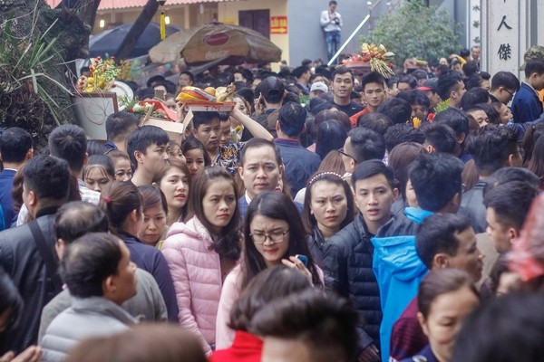 Chị em công sở diện váy ngắn đi lễ Phật trong ngày đầu làm việc sau Tết - ảnh 8