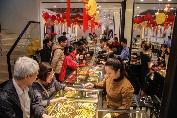 Phố vàng Hà Nội vắng bóng người trước ngày vía Thần Tài - ảnh 1