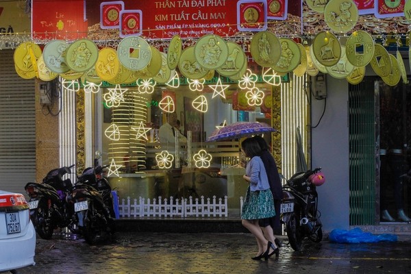 Phố vàng Hà Nội vắng bóng người trước ngày vía Thần Tài - ảnh 2