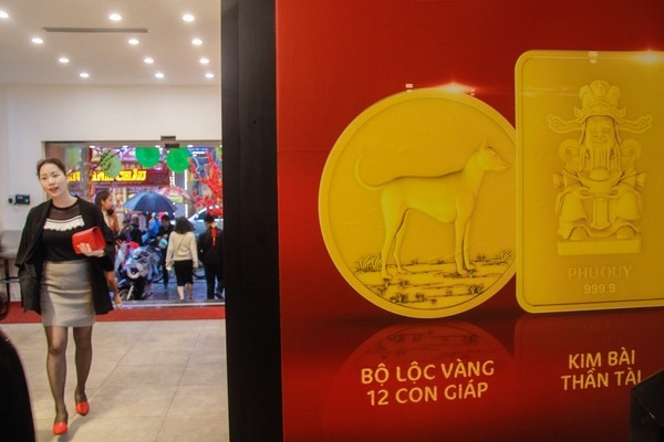 Phố vàng Hà Nội vắng bóng người trước ngày vía Thần Tài - ảnh 7