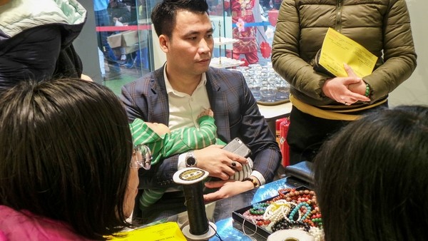Ngồi chờ dưới mưa hàng giờ để mua vàng ngày vía Thần Tài - ảnh 10