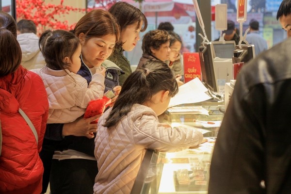 Ngồi chờ dưới mưa hàng giờ để mua vàng ngày vía Thần Tài - ảnh 13