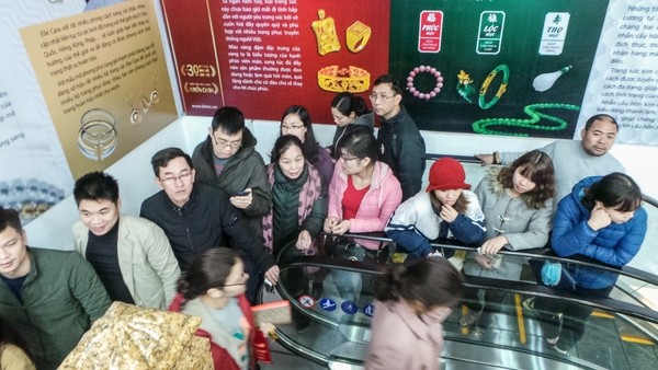 Ngồi chờ dưới mưa hàng giờ để mua vàng ngày vía Thần Tài - ảnh 8