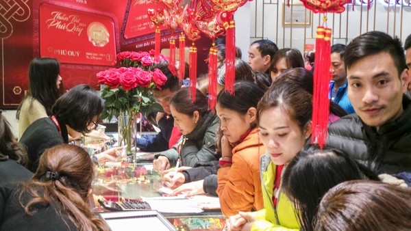 Ngồi chờ dưới mưa hàng giờ để mua vàng ngày vía Thần Tài - ảnh 9