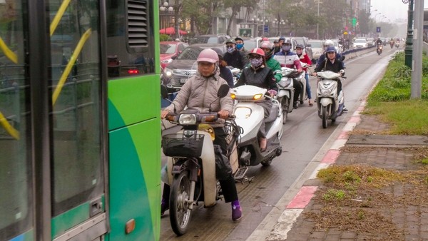 Không cần cho phép, các phương tiện ngang nhiên đi vào làn buýt nhanh - ảnh 12