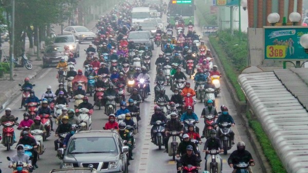 Không cần cho phép, các phương tiện ngang nhiên đi vào làn buýt nhanh - ảnh 1