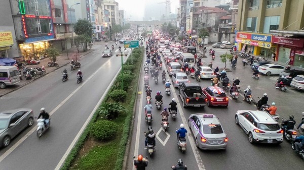 Không cần cho phép, các phương tiện ngang nhiên đi vào làn buýt nhanh - ảnh 2