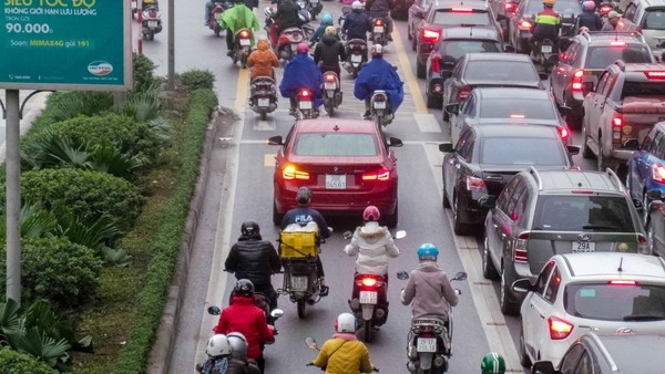 Không cần cho phép, các phương tiện ngang nhiên đi vào làn buýt nhanh - ảnh 3