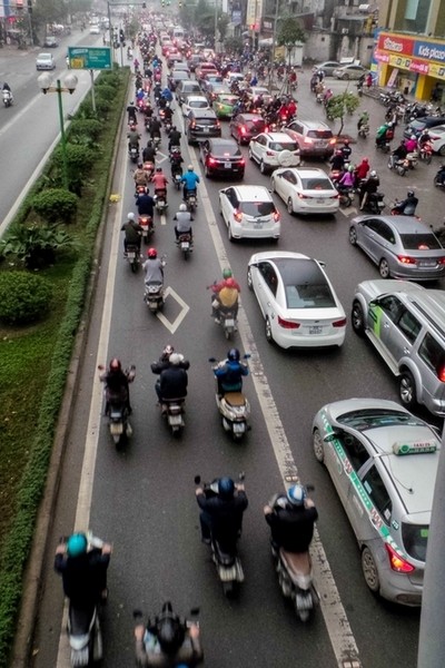 Không cần cho phép, các phương tiện ngang nhiên đi vào làn buýt nhanh - ảnh 4