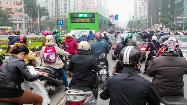 Không cần cho phép, các phương tiện ngang nhiên đi vào làn buýt nhanh - ảnh 8