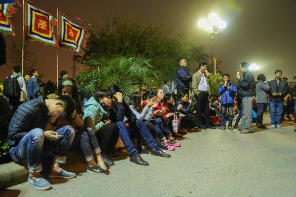 Hàng ngàn người dân vật vờ trước đền Trần chờ xin ấn - ảnh 9