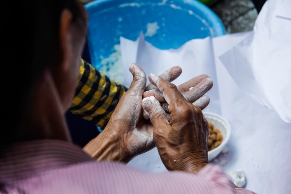 Dòng người xếp hàng dài trăm mét chờ mua bánh trôi, bánh chay. - ảnh 10
