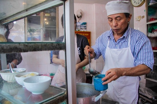 Dòng người xếp hàng dài trăm mét chờ mua bánh trôi, bánh chay. - ảnh 11