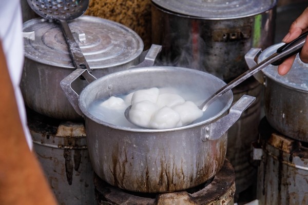Dòng người xếp hàng dài trăm mét chờ mua bánh trôi, bánh chay. - ảnh 12