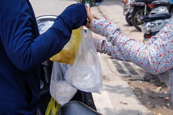 Dòng người xếp hàng dài trăm mét chờ mua bánh trôi, bánh chay. - ảnh 13