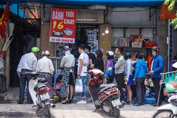 Dòng người xếp hàng dài trăm mét chờ mua bánh trôi, bánh chay. - ảnh 1