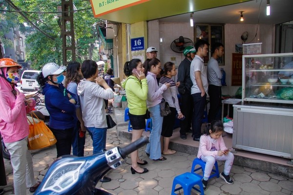 Dòng người xếp hàng dài trăm mét chờ mua bánh trôi, bánh chay. - ảnh 2