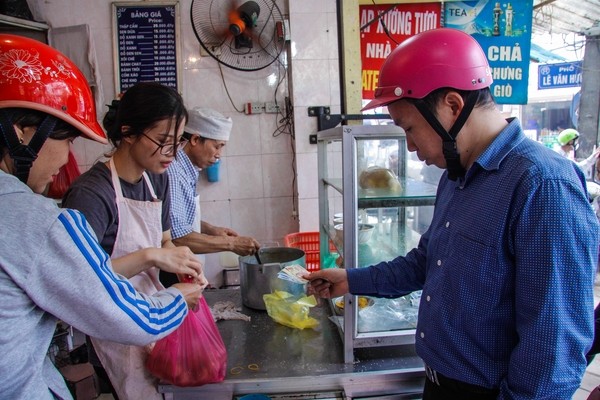 Dòng người xếp hàng dài trăm mét chờ mua bánh trôi, bánh chay. - ảnh 3