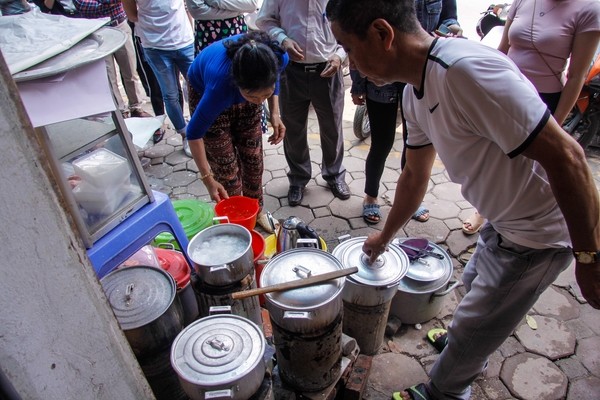 Dòng người xếp hàng dài trăm mét chờ mua bánh trôi, bánh chay. - ảnh 5